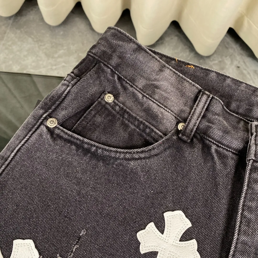 🅿️250 Correct version Chroe Hets CH black pink leather jeans, counter price 4W level, patchwork cross pattern embellishment, women's high-waisted washed jeans! ! Absolutely high-end luxury products, 1.9W level god-level single products, super popular products, built with top heavy industry, a magic weapon that cannot be missed [About Zangyin] This is an extremely luxurious fashion brand that can also be called the aristocrats of the high street. It has always been an exclusive brand for some hipsters or rich second generations. Compared with ordinary high streets, it is more luxurious and noble. Compared with luxury brands, it has a more fashionable personality and has always been a brand that I have a special liking for. A6632 [Top heavy industry fashionable design] Consistently high-street luxury style creation. Speaking of this style, the Zangyin family and GU family are definitely the leading representative brands. Especially the Zangyin family has really achieved a state-of-the-art effect in creating high-street style. The color system of this model is made of unique washed materials. It is already quite eye-catching. It is decorated with pink patchwork cross flowers, which cleverly highlights the charm of the brand. Secondly, this model uses classic The classic high-waist cutting design highlights the long legs and the fashionable temperament of the upper body. The brand is highly recognizable and the slim fit configuration is more suitable for daily wear. This product is a product that interprets personality, fashion, and specifications at a glance. This single product is enough to make any fan excited. It can be a white T-shirt for youthful preppy style, or a tight sling for royal lady style. It has strong matching ability and can be easily controlled by men.  [Material and craftsmanship] Needless to say, this point goes without saying. As an excellent craftsman brand, Zangyin has really perfect requirements for details and craftsmanship. The washed color of this model has gone through so many processes, not to mention the embellishment of the denim appliqués. It is also purely handmade and sewn. Just like what they believe in, only handmade things have soul and have the meaning of wear. A top-notch heavy-duty fashionable denim item, I look forward to your perfect interpretation! ! 28-34 corresponds to S-XL